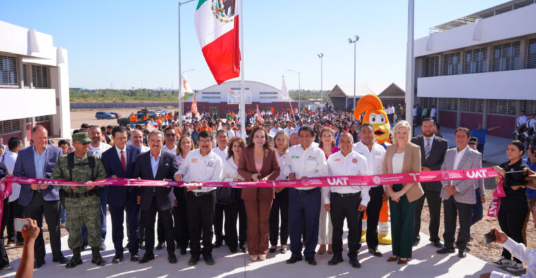 Inauguran alcaldesa Carmen Lilia Canturosas y rector Dámaso Anaya primera preparatoria UAT en Nuevo Laredo