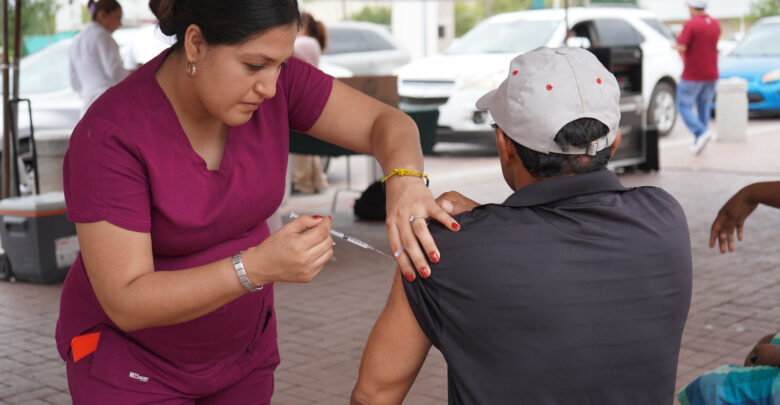 Vacuna Gobierno de Nuevo Laredo a más de mil 800 ciudadanos contra influenza y covid; Anuncia alcaldesa nueva jornada drive thru