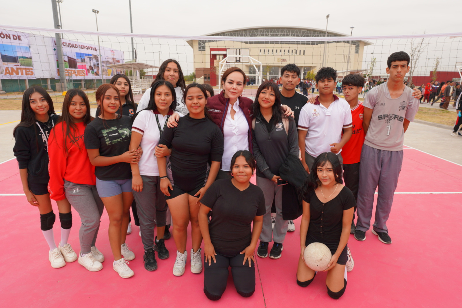 Entrega alcaldesa Carmen Lilia Canturosas remodelación de Ciudad Deportiva al poniente de Nuevo Laredo