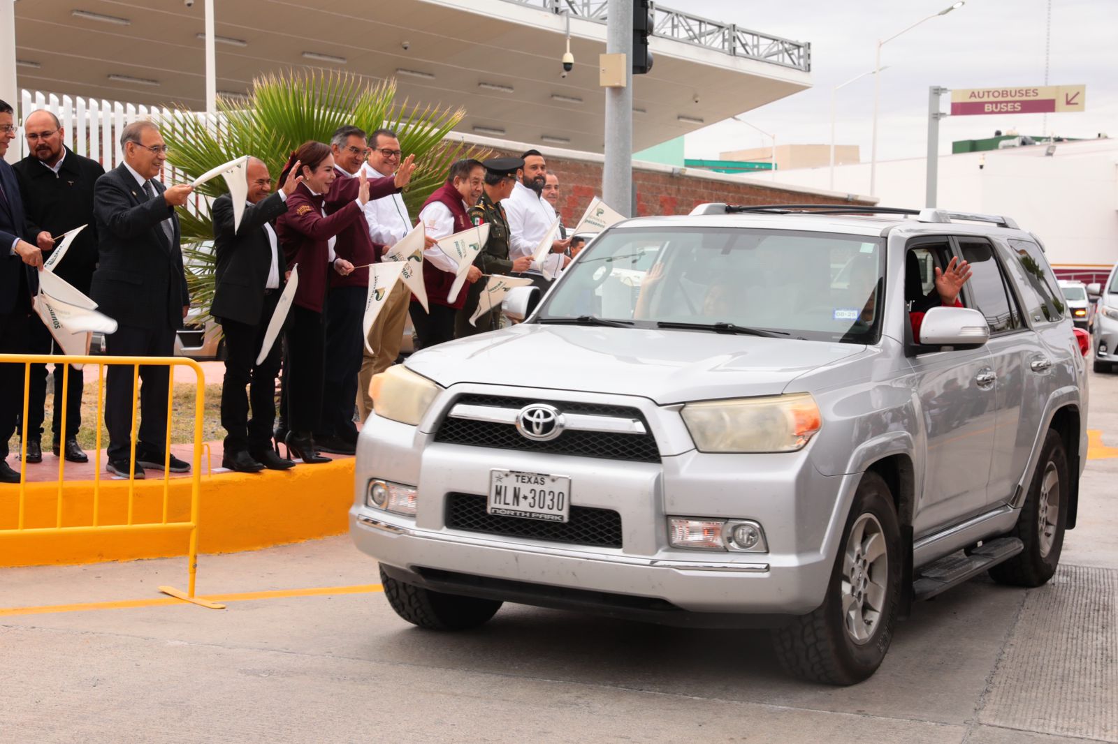 Gobernador Américo Villarreal y alcaldesa Carmen Lilia Canturosas dan banderazo de arranque a operativo Héroes Paisanos en Nuevo Laredo