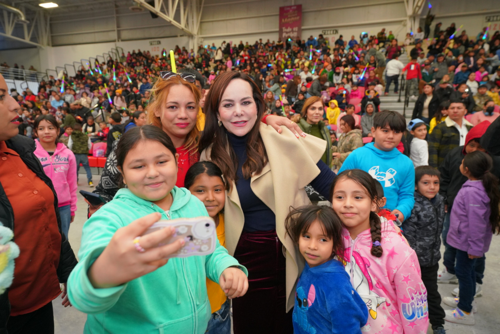 Llevan Gobierno de Nuevo Laredo y DIF alegría a miles de familias con Festival de Reyes Magos
Entre aplausos, bailes y muchas sonrisas, la presidenta municipal Carmen Lilia Canturosas Villarreal, acompañada de la presidenta del DIF, Claudette Canturosas Villarreal, convivieron con los miles de asistentes, compartieron la tradicional rosca, disfrutaron juntos del emotivo evento y refrendaron su compromiso con el bienestar de las familias neolaredenses.
<blockquote>“Nuevo Laredo es una ciudad llena de corazón, de gente trabajadora y solidaria. Juntos, podemos construir un futuro mejor para nuestros niños y niñas. Les invito a que sigamos trabajando unidos, como una gran familia, para hacer de nuestra ciudad un lugar donde todos tengamos oportunidades y podamos alcanzar nuestros sueños”, enfatizó la alcaldesa.</blockquote>
Por su parte, la presidenta del Sistema DIF destacó que el objetivo del festival es fortalecer la integración familiar, brindar un momento de sano esparcimiento a la niñez de Nuevo Laredo y mantener vivas nuestras tradiciones.
<blockquote>“Nuestro mayor anhelo es llenar de alegría los corazones de nuestras niñas, niños y sus familias, creando momentos inolvidables que perduren en sus recuerdos. Este festival es un abrazo lleno de cariño, una oportunidad para fortalecer los lazos familiares y seguir tocando corazones con amor y esperanza”, expresó la presidenta del DIF.</blockquote>
Desde su llegada, los pequeños fueron apapachados con la entrega de una lonchera con dulces y un regalo sorpresa. Además, recibieron su respectivo pedazo de rosca, como marca la tradición.

Las familias disfrutaron de una rifa de regalos como bicicletas de montaña, televisores, patines, triciclos, scooters, entre otros premios.

Los asistentes se divirtieron con un show de payasos, fotografías con los Reyes Magos y los espectáculos en vivo de tributo a Beto y sus amigos, Bluey y Bingo, Luli Pampín, Circo Digital, entre otros.

Elizabeth Gutiérrez llegó acompañada de sus nietos al festival de Día de Reyes y agradeció a la presidenta municipal Carmen Lilia y al Sistema DIF de Nuevo Laredo por la realización de estos eventos.
<blockquote>“Es algo muy bonito porque no siempre tenemos espectáculos de este nivel, para mí es excelente. Felicito a la presidenta municipal por este festival y que siga así, queremos más eventos como estos”.</blockquote>
Mientras tanto, María de la Luz González Zavala, habitante de la colonia Voluntad y Trabajo No. 1, señaló que es importante conservar la tradición de Reyes Magos y destacó que estos eventos enaltecen el espíritu de la niñez.
<blockquote>“Estos eventos son para la niñez, se divierten y nos divertimos con ellos. Agradezco a la presidenta municipal porque piensa en la niñez, los Reyes Magos existen para que ellos sigan la tradición, y felicitarla por todo lo que hace por los niños”, finalizó.