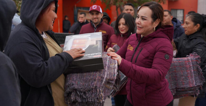 Entregan alcaldesa Carmen Lilia Canturosas y DIF cobertores y calentadores a familias del poniente de Nuevo Laredo