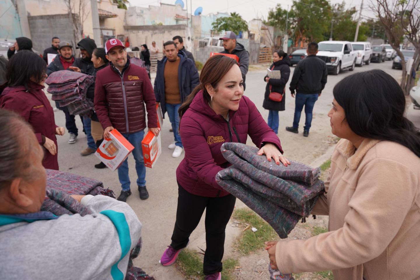 Entregan alcaldesa Carmen Lilia Canturosas y DIF cobertores y calentadores a familias del poniente de Nuevo Laredo