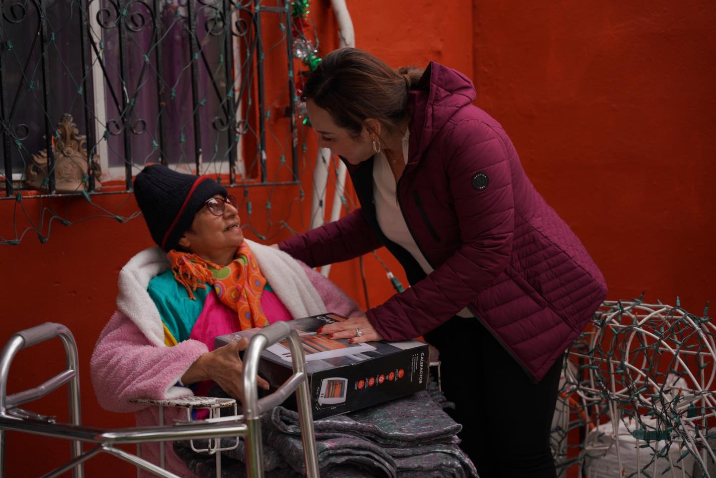 Entregan alcaldesa Carmen Lilia Canturosas y DIF cobertores y calentadores a familias del poniente de Nuevo Laredo