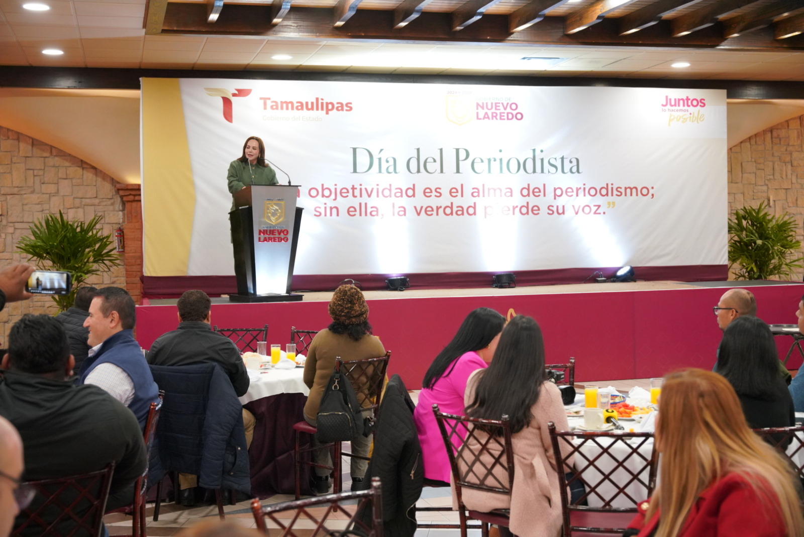 Carmen Lilia Canturosas conmemora el Día del Periodista, destacando su compromiso con la libertad de expresión y el ejercicio ético de la profesión.