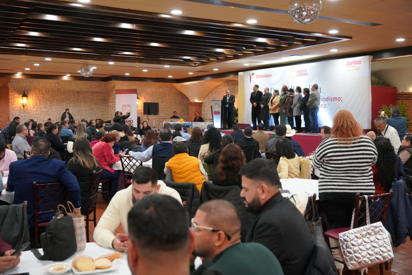 Carmen Lilia Canturosas conmemora el Día del Periodista, destacando su compromiso con la libertad de expresión y el ejercicio ético de la profesión.