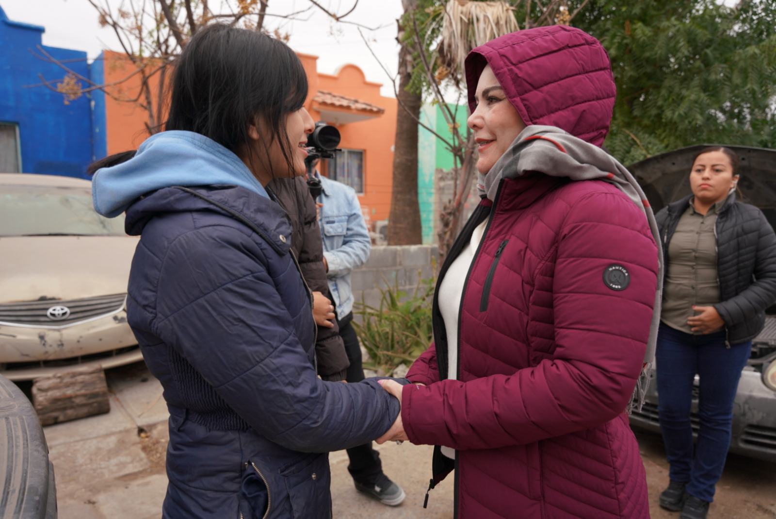 Habitantes al poniente de Nuevo Laredo agradecen a alcaldesa Carmen Lilia Canturosas entrega de cobertores y calentadores