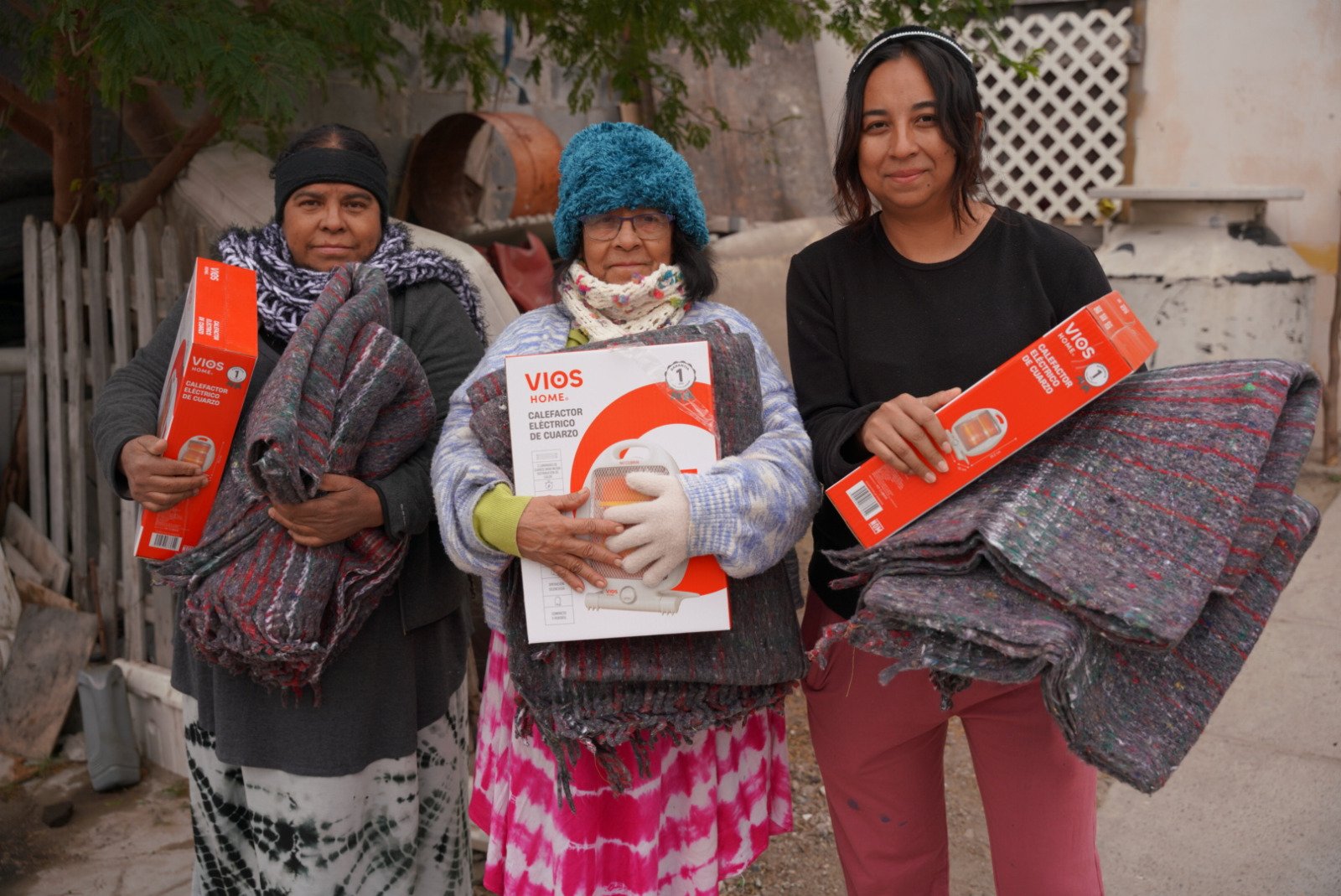 Habitantes al poniente de Nuevo Laredo agradecen a alcaldesa Carmen Lilia Canturosas entrega de cobertores y calentadores