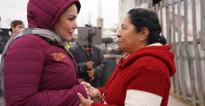 Habitantes al poniente de Nuevo Laredo agradecen a alcaldesa Carmen Lilia Canturosas entrega de cobertores y calentadores