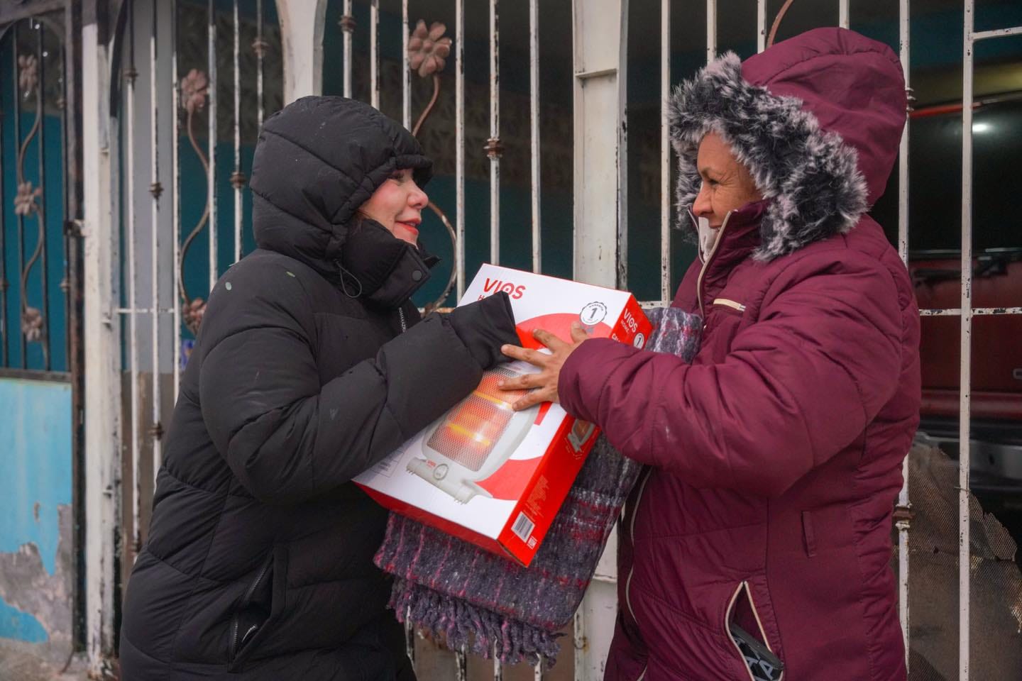 Recorre alcaldesa Carmen Lilia Canturosas colonia Los Artistas; lleva abrigo y calentadores a familias del sector