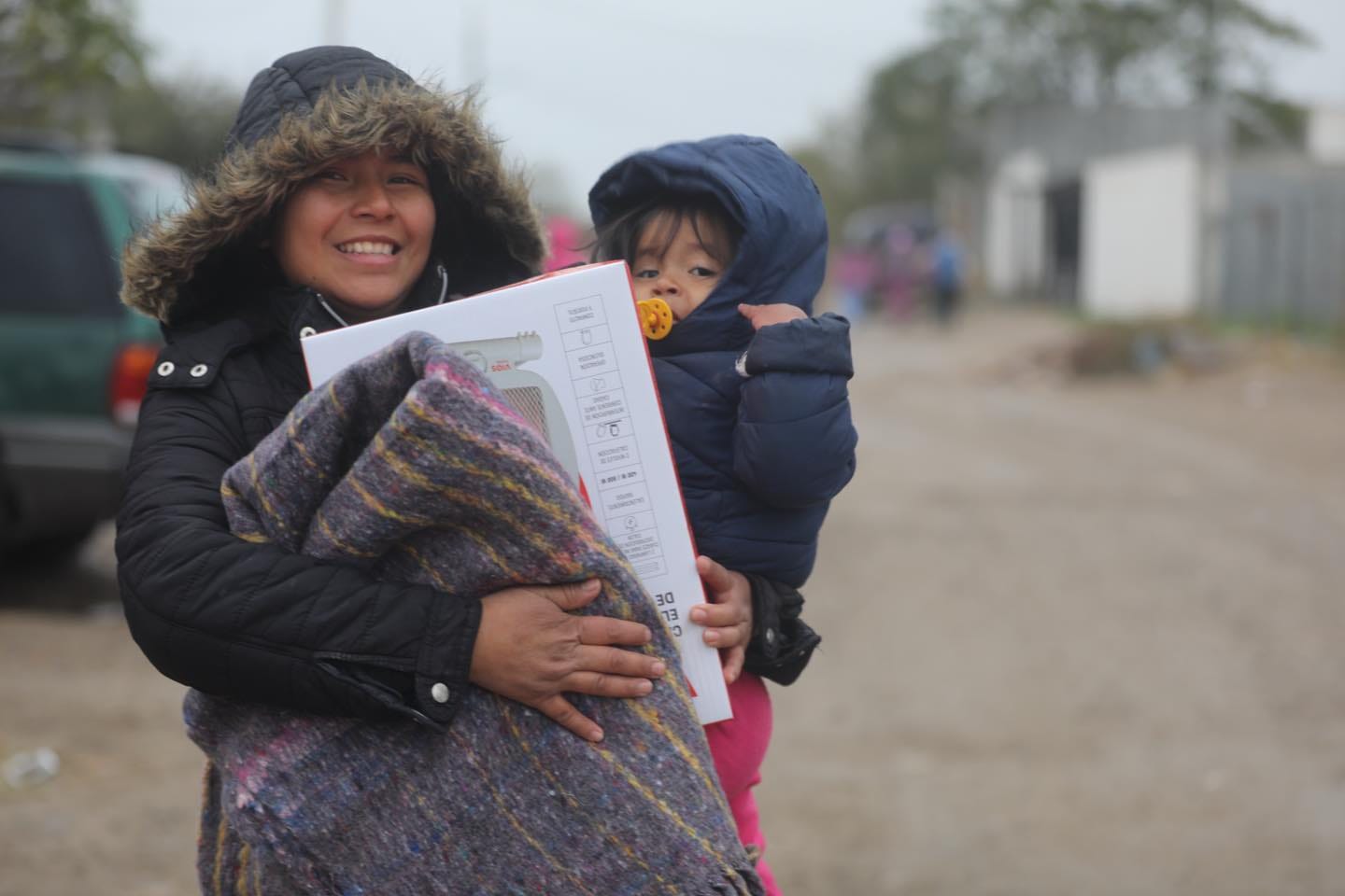 Recorre alcaldesa Carmen Lilia Canturosas colonia Los Artistas; lleva abrigo y calentadores a familias del sector