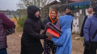 Recorre alcaldesa Carmen Lilia Canturosas colonia Los Artistas; lleva abrigo y calentadores a familias del sector