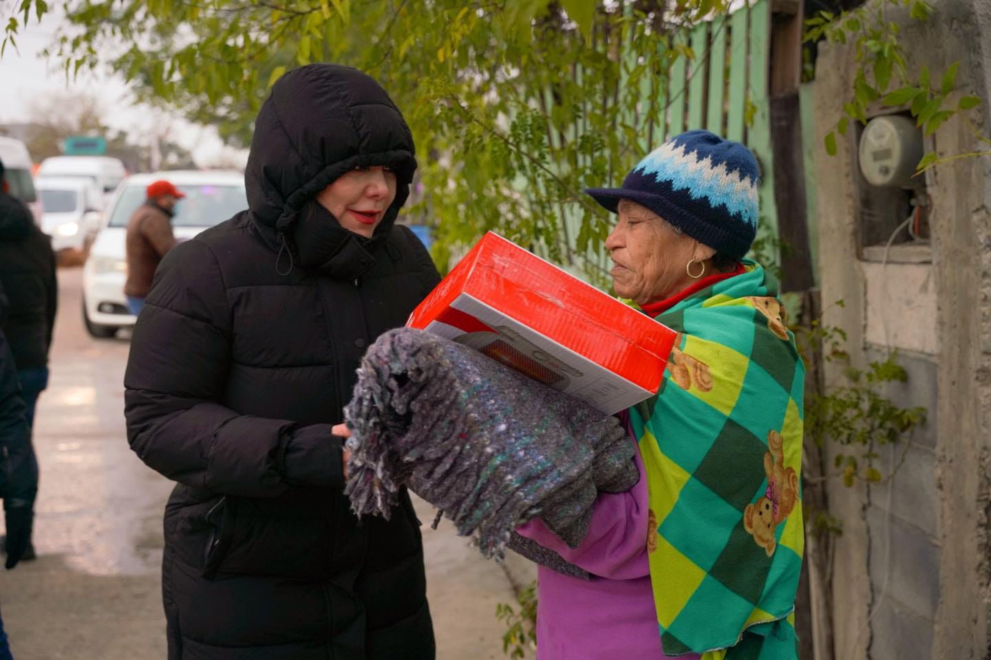 Recorre alcaldesa Carmen Lilia Canturosas colonia Los Artistas; lleva abrigo y calentadores a familias del sector