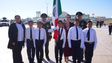 Encabeza alcaldesa Carmen Lilia Canturosas celebración del Día de la Bandera junto a cientos de estudiantes de Nuevo Laredo