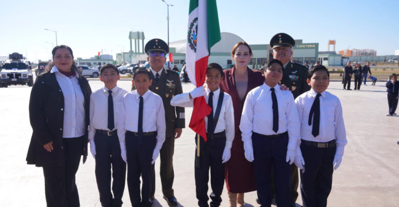 Encabeza alcaldesa Carmen Lilia Canturosas celebración del Día de la Bandera junto a cientos de estudiantes de Nuevo Laredo