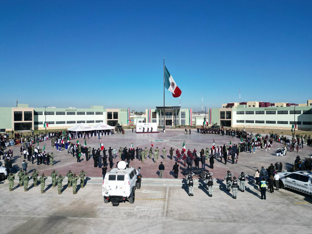 Encabeza alcaldesa Carmen Lilia Canturosas celebración del Día de la Bandera junto a cientos de estudiantes de Nuevo Laredo