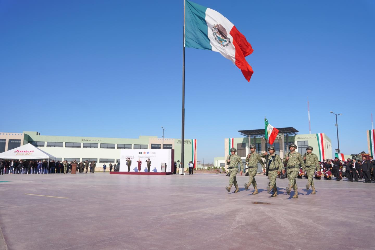 Encabeza alcaldesa Carmen Lilia Canturosas celebración del Día de la Bandera junto a cientos de estudiantes de Nuevo Laredo