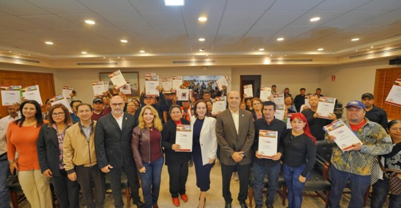 Gobierno de Nuevo Laredo brinda certeza jurídica a familias de El Progreso con entrega de escrituras