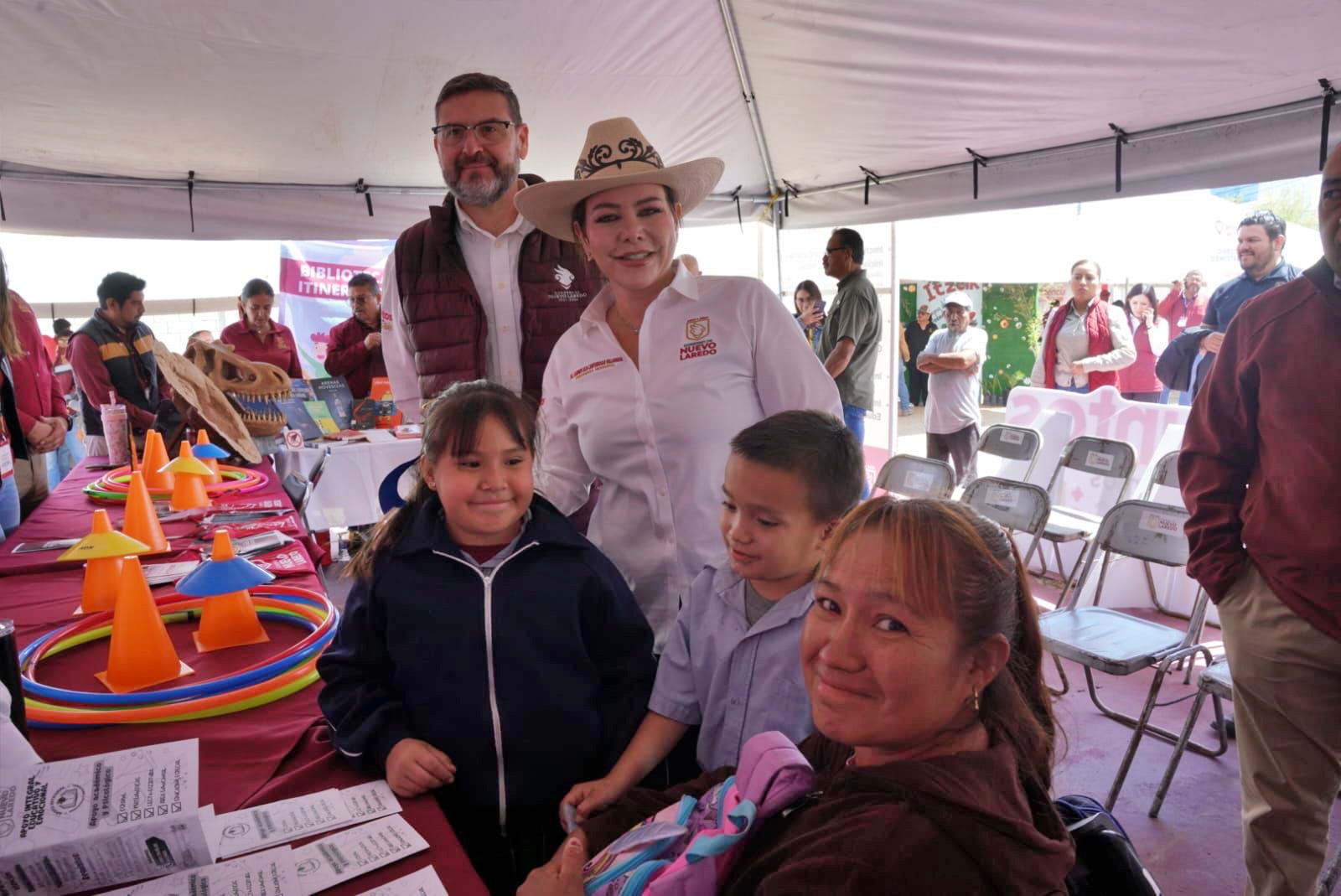 Con un firme compromiso de consolidar un gobierno cercano al ciudadano y de puertas abiertas, la alcaldesa Carmen Lilia Canturosas Villarreal puso en marcha el programa “Presidencia Cerquita de Ti”, a través del cual atendió de manera personal las peticiones y necesidades de los ciudadanos de Nuevo Laredo.

El arranque tuvo lugar en la colonia Nueva Era, donde durante más de cinco horas, todo el aparato gubernamental municipal estuvo al servicio de la comunidad.

Se instalaron carpas para cada una de las secretarías que conforman la estructura de la presidencia municipal, las cuales fueron atendidas por los funcionarios, quienes apoyaron a vecinos del sector y de colonias aledañas para realizar más de 120 trámites y servicios de forma ágil y gratuita.
<blockquote>“Vamos a estar más cerca de la gente, escuchando de viva voz sus sentimientos, sus peticiones y necesidades y, en la medida de nuestras posibilidades como gobierno municipal, comprometernos a seguir trabajando, dando lo mejor de cada uno de nosotros”, destacó la presidenta municipal.</blockquote>

Desde temprana hora, decenas de familias acudieron para acceder a la atención médica, dental, vacunación, asesoría legal, orientación psicológica y veterinaria para mascotas, entre otros servicios. Además, se entregaron apoyos alimentarios, lo que representó una ayuda directa para muchas personas.

La alcaldesa encabezó audiencias públicas con los vecinos del sector, escuchando de primera mano sus inquietudes y dando solución inmediata a diversas peticiones. Esta dinámica permitió resolver trámites al instante como consulta y pago del impuesto predial, pago y convenios de COMAPA, permisos de comercio informal, inscripciones para talleres de arte y cultura, entre otros.

De igual forma, el Sistema DIF ofreció servicios médicos gratuitos que incluían consultas médicas, dentales y ginecológicas, así como atención psicológica y asesoría en el área jurídica, además de registro para campañas de aparatos auditivos, operación de cataratas, prótesis dentales y más.

Por su parte, la Dirección de Bienestar Animal brindó atención veterinaria a perros y gatos, así como vacunación, mientras que la Coordinación General de Gestión Ambiental ofreció asesorías y pláticas sobre forestación, recolección de residuos peligrosos y orientación sobre diversos trámites.

Durante las audiencias, la presidenta municipal estuvo acompañada por gran parte del cabildo, síndicos y regidores, así como por los secretarios de Bienestar Social, Educación, Cultura y Deporte, Obras Públicas, Servicios Públicos Primarios, Administración, Tesorería y Finanzas, Contraloría y los diferentes Institutos Municipales.

El ambiente estuvo marcado por la calidez y la participación activa de la comunidad, que reconoció la voluntad de la administración municipal para llevar los servicios directamente a las colonias, eliminando burocracia y brindando soluciones efectivas.

Canturosas Villarreal, síndicos, regidores y funcionarios municipales hicieron entrega de apoyos alimentarios a los presentes como parte de su compromiso con las familias vulnerables para garantizar que cuenten con alimento en sus hogares.

El programa “Presidencia Cerquita de Ti” continuará recorriendo diferentes sectores de la ciudad, consolidando la visión de un gobierno que trabaja en territorio, de la mano con la ciudadanía.