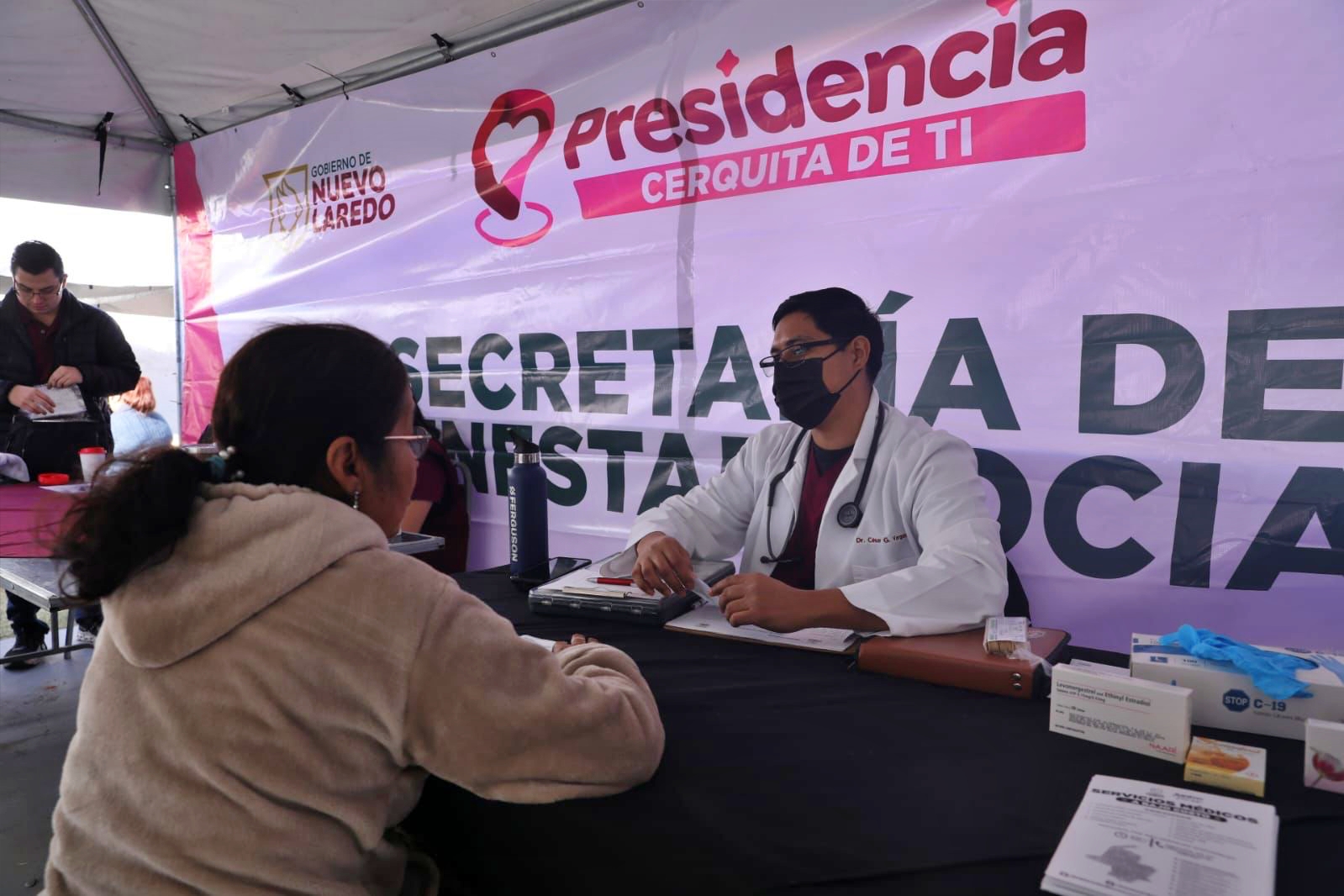 Con un firme compromiso de consolidar un gobierno cercano al ciudadano y de puertas abiertas, la alcaldesa Carmen Lilia Canturosas Villarreal puso en marcha el programa “Presidencia Cerquita de Ti”, a través del cual atendió de manera personal las peticiones y necesidades de los ciudadanos de Nuevo Laredo.

El arranque tuvo lugar en la colonia Nueva Era, donde durante más de cinco horas, todo el aparato gubernamental municipal estuvo al servicio de la comunidad.

Se instalaron carpas para cada una de las secretarías que conforman la estructura de la presidencia municipal, las cuales fueron atendidas por los funcionarios, quienes apoyaron a vecinos del sector y de colonias aledañas para realizar más de 120 trámites y servicios de forma ágil y gratuita.
<blockquote>“Vamos a estar más cerca de la gente, escuchando de viva voz sus sentimientos, sus peticiones y necesidades y, en la medida de nuestras posibilidades como gobierno municipal, comprometernos a seguir trabajando, dando lo mejor de cada uno de nosotros”, destacó la presidenta municipal.</blockquote>

Desde temprana hora, decenas de familias acudieron para acceder a la atención médica, dental, vacunación, asesoría legal, orientación psicológica y veterinaria para mascotas, entre otros servicios. Además, se entregaron apoyos alimentarios, lo que representó una ayuda directa para muchas personas.

La alcaldesa encabezó audiencias públicas con los vecinos del sector, escuchando de primera mano sus inquietudes y dando solución inmediata a diversas peticiones. Esta dinámica permitió resolver trámites al instante como consulta y pago del impuesto predial, pago y convenios de COMAPA, permisos de comercio informal, inscripciones para talleres de arte y cultura, entre otros.

De igual forma, el Sistema DIF ofreció servicios médicos gratuitos que incluían consultas médicas, dentales y ginecológicas, así como atención psicológica y asesoría en el área jurídica, además de registro para campañas de aparatos auditivos, operación de cataratas, prótesis dentales y más.

Por su parte, la Dirección de Bienestar Animal brindó atención veterinaria a perros y gatos, así como vacunación, mientras que la Coordinación General de Gestión Ambiental ofreció asesorías y pláticas sobre forestación, recolección de residuos peligrosos y orientación sobre diversos trámites.

Durante las audiencias, la presidenta municipal estuvo acompañada por gran parte del cabildo, síndicos y regidores, así como por los secretarios de Bienestar Social, Educación, Cultura y Deporte, Obras Públicas, Servicios Públicos Primarios, Administración, Tesorería y Finanzas, Contraloría y los diferentes Institutos Municipales.

El ambiente estuvo marcado por la calidez y la participación activa de la comunidad, que reconoció la voluntad de la administración municipal para llevar los servicios directamente a las colonias, eliminando burocracia y brindando soluciones efectivas.

Canturosas Villarreal, síndicos, regidores y funcionarios municipales hicieron entrega de apoyos alimentarios a los presentes como parte de su compromiso con las familias vulnerables para garantizar que cuenten con alimento en sus hogares.

El programa “Presidencia Cerquita de Ti” continuará recorriendo diferentes sectores de la ciudad, consolidando la visión de un gobierno que trabaja en territorio, de la mano con la ciudadanía.