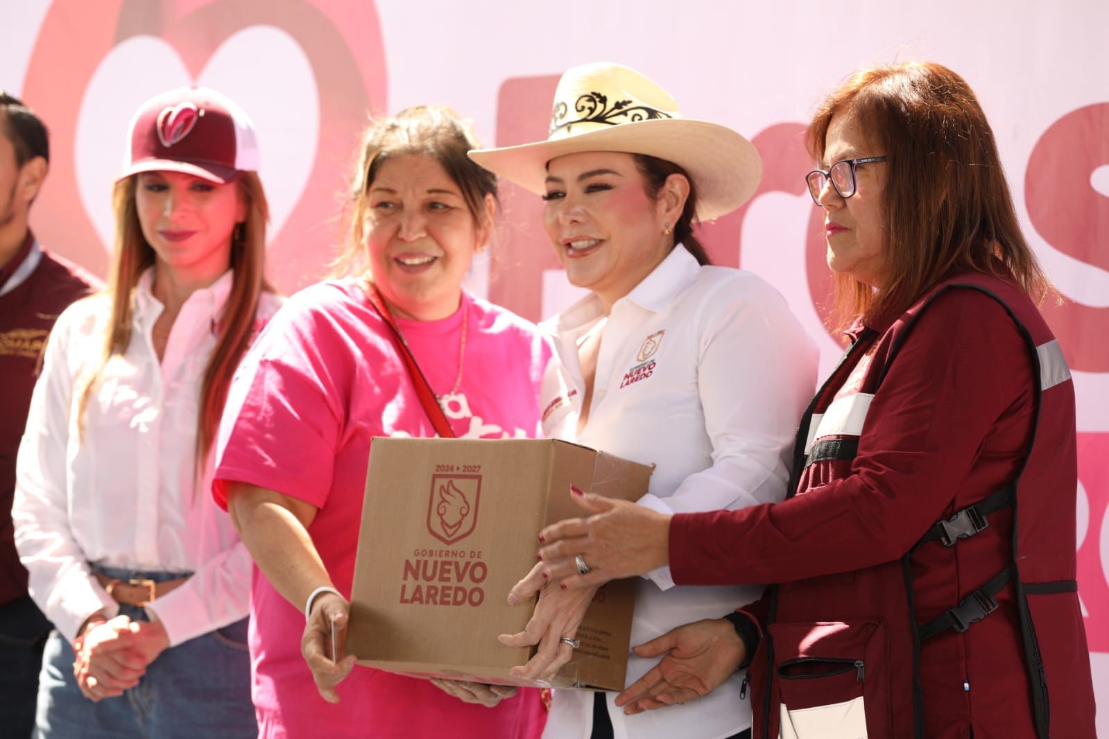 Con un firme compromiso de consolidar un gobierno cercano al ciudadano y de puertas abiertas, la alcaldesa Carmen Lilia Canturosas Villarreal puso en marcha el programa “Presidencia Cerquita de Ti”, a través del cual atendió de manera personal las peticiones y necesidades de los ciudadanos de Nuevo Laredo. El arranque tuvo lugar en la colonia Nueva Era, donde durante más de cinco horas, todo el aparato gubernamental municipal estuvo al servicio de la comunidad.   Se instalaron carpas para cada una de las secretarías que conforman la estructura de la presidencia municipal, las cuales fueron atendidas por los funcionarios, quienes apoyaron a vecinos del sector y de colonias aledañas para realizar más de 120 trámites y servicios de forma ágil y gratuita. “Vamos a estar más cerca de la gente, escuchando de viva voz sus sentimientos, sus peticiones y necesidades y, en la medida de nuestras posibilidades como gobierno municipal, comprometernos a seguir trabajando, dando lo mejor de cada uno de nosotros”, destacó la presidenta municipal.   Desde temprana hora, decenas de familias acudieron para acceder a la atención médica, dental, vacunación, asesoría legal, orientación psicológica y veterinaria para mascotas, entre otros servicios. Además, se entregaron apoyos alimentarios, lo que representó una ayuda directa para muchas personas.   La alcaldesa encabezó audiencias públicas con los vecinos del sector, escuchando de primera mano sus inquietudes y dando solución inmediata a diversas peticiones. Esta dinámica permitió resolver trámites al instante como consulta y pago del impuesto predial, pago y convenios de COMAPA, permisos de comercio informal, inscripciones para talleres de arte y cultura, entre otros.   De igual forma, el Sistema DIF ofreció servicios médicos gratuitos que incluían consultas médicas, dentales y ginecológicas, así como atención psicológica y asesoría en el área jurídica, además de registro para campañas de aparatos auditivos, operación de cataratas, prótesis dentales y más. Por su parte, la Dirección de Bienestar Animal brindó atención veterinaria a perros y gatos, así como vacunación, mientras que la Coordinación General de Gestión Ambiental ofreció asesorías y pláticas sobre forestación, recolección de residuos peligrosos y orientación sobre diversos trámites. Durante las audiencias, la presidenta municipal estuvo acompañada por gran parte del cabildo, síndicos y regidores, así como por los secretarios de Bienestar Social, Educación, Cultura y Deporte, Obras Públicas, Servicios Públicos Primarios, Administración, Tesorería y Finanzas, Contraloría y los diferentes Institutos Municipales. El ambiente estuvo marcado por la calidez y la participación activa de la comunidad, que reconoció la voluntad de la administración municipal para llevar los servicios directamente a las colonias, eliminando burocracia y brindando soluciones efectivas. Canturosas Villarreal, síndicos, regidores y funcionarios municipales hicieron entrega de apoyos alimentarios a los presentes como parte de su compromiso con las familias vulnerables para garantizar que cuenten con alimento en sus hogares. El programa “Presidencia Cerquita de Ti” continuará recorriendo diferentes sectores de la ciudad, consolidando la visión de un gobierno que trabaja en territorio, de la mano con la ciudadanía.