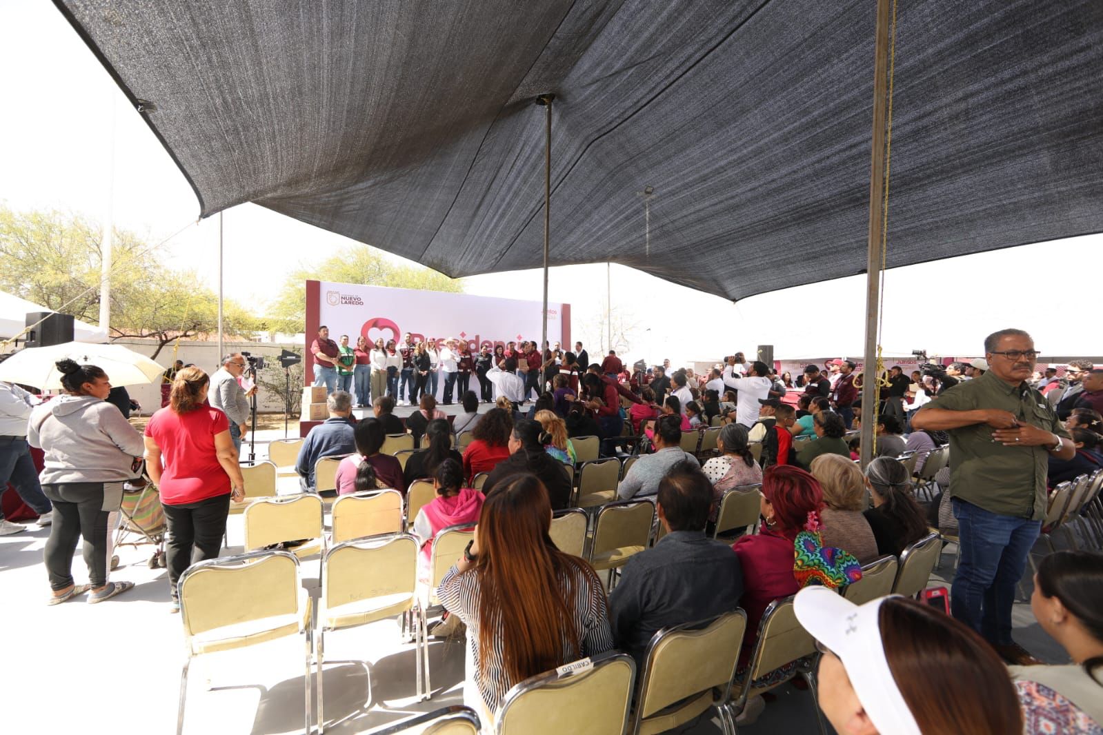 Con un firme compromiso de consolidar un gobierno cercano al ciudadano y de puertas abiertas, la alcaldesa Carmen Lilia Canturosas Villarreal puso en marcha el programa “Presidencia Cerquita de Ti”, a través del cual atendió de manera personal las peticiones y necesidades de los ciudadanos de Nuevo Laredo.

El arranque tuvo lugar en la colonia Nueva Era, donde durante más de cinco horas, todo el aparato gubernamental municipal estuvo al servicio de la comunidad.

Se instalaron carpas para cada una de las secretarías que conforman la estructura de la presidencia municipal, las cuales fueron atendidas por los funcionarios, quienes apoyaron a vecinos del sector y de colonias aledañas para realizar más de 120 trámites y servicios de forma ágil y gratuita.
<blockquote>“Vamos a estar más cerca de la gente, escuchando de viva voz sus sentimientos, sus peticiones y necesidades y, en la medida de nuestras posibilidades como gobierno municipal, comprometernos a seguir trabajando, dando lo mejor de cada uno de nosotros”, destacó la presidenta municipal.</blockquote>

Desde temprana hora, decenas de familias acudieron para acceder a la atención médica, dental, vacunación, asesoría legal, orientación psicológica y veterinaria para mascotas, entre otros servicios. Además, se entregaron apoyos alimentarios, lo que representó una ayuda directa para muchas personas.

La alcaldesa encabezó audiencias públicas con los vecinos del sector, escuchando de primera mano sus inquietudes y dando solución inmediata a diversas peticiones. Esta dinámica permitió resolver trámites al instante como consulta y pago del impuesto predial, pago y convenios de COMAPA, permisos de comercio informal, inscripciones para talleres de arte y cultura, entre otros.

De igual forma, el Sistema DIF ofreció servicios médicos gratuitos que incluían consultas médicas, dentales y ginecológicas, así como atención psicológica y asesoría en el área jurídica, además de registro para campañas de aparatos auditivos, operación de cataratas, prótesis dentales y más.

Por su parte, la Dirección de Bienestar Animal brindó atención veterinaria a perros y gatos, así como vacunación, mientras que la Coordinación General de Gestión Ambiental ofreció asesorías y pláticas sobre forestación, recolección de residuos peligrosos y orientación sobre diversos trámites.

Durante las audiencias, la presidenta municipal estuvo acompañada por gran parte del cabildo, síndicos y regidores, así como por los secretarios de Bienestar Social, Educación, Cultura y Deporte, Obras Públicas, Servicios Públicos Primarios, Administración, Tesorería y Finanzas, Contraloría y los diferentes Institutos Municipales.

El ambiente estuvo marcado por la calidez y la participación activa de la comunidad, que reconoció la voluntad de la administración municipal para llevar los servicios directamente a las colonias, eliminando burocracia y brindando soluciones efectivas.

Canturosas Villarreal, síndicos, regidores y funcionarios municipales hicieron entrega de apoyos alimentarios a los presentes como parte de su compromiso con las familias vulnerables para garantizar que cuenten con alimento en sus hogares.

El programa “Presidencia Cerquita de Ti” continuará recorriendo diferentes sectores de la ciudad, consolidando la visión de un gobierno que trabaja en territorio, de la mano con la ciudadanía.
