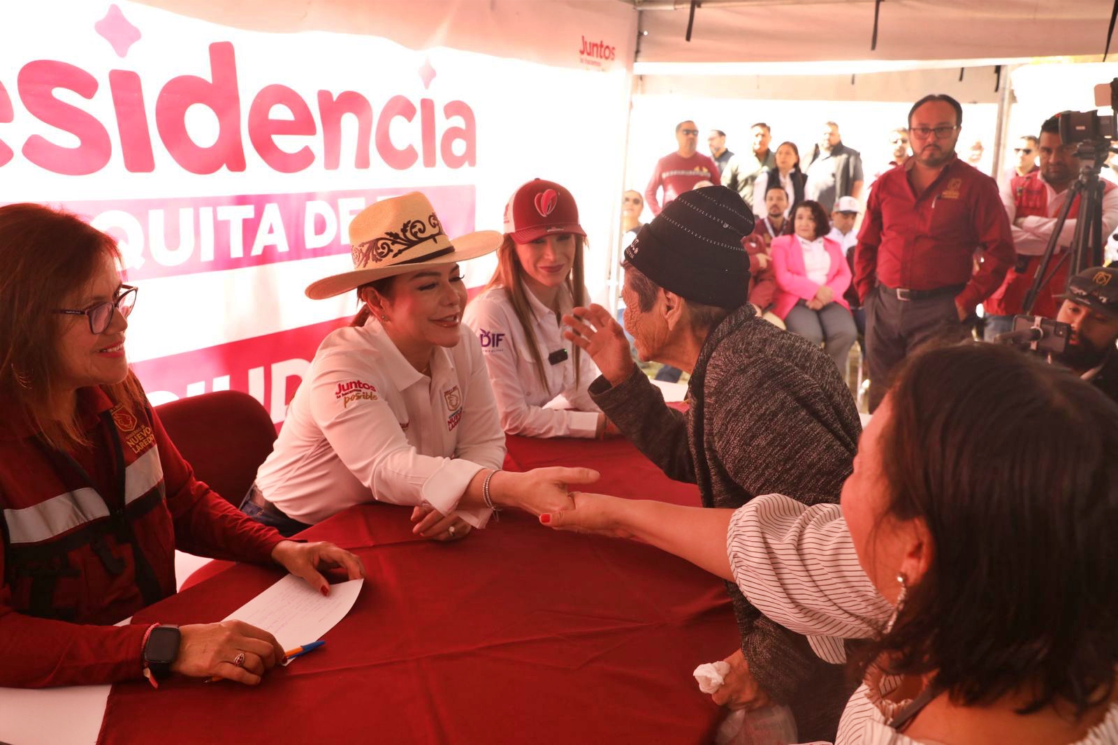 Con un firme compromiso de consolidar un gobierno cercano al ciudadano y de puertas abiertas, la alcaldesa Carmen Lilia Canturosas Villarreal puso en marcha el programa “Presidencia Cerquita de Ti”, a través del cual atendió de manera personal las peticiones y necesidades de los ciudadanos de Nuevo Laredo.

El arranque tuvo lugar en la colonia Nueva Era, donde durante más de cinco horas, todo el aparato gubernamental municipal estuvo al servicio de la comunidad.

Se instalaron carpas para cada una de las secretarías que conforman la estructura de la presidencia municipal, las cuales fueron atendidas por los funcionarios, quienes apoyaron a vecinos del sector y de colonias aledañas para realizar más de 120 trámites y servicios de forma ágil y gratuita.
<blockquote>“Vamos a estar más cerca de la gente, escuchando de viva voz sus sentimientos, sus peticiones y necesidades y, en la medida de nuestras posibilidades como gobierno municipal, comprometernos a seguir trabajando, dando lo mejor de cada uno de nosotros”, destacó la presidenta municipal.</blockquote>

Desde temprana hora, decenas de familias acudieron para acceder a la atención médica, dental, vacunación, asesoría legal, orientación psicológica y veterinaria para mascotas, entre otros servicios. Además, se entregaron apoyos alimentarios, lo que representó una ayuda directa para muchas personas.

La alcaldesa encabezó audiencias públicas con los vecinos del sector, escuchando de primera mano sus inquietudes y dando solución inmediata a diversas peticiones. Esta dinámica permitió resolver trámites al instante como consulta y pago del impuesto predial, pago y convenios de COMAPA, permisos de comercio informal, inscripciones para talleres de arte y cultura, entre otros.

De igual forma, el Sistema DIF ofreció servicios médicos gratuitos que incluían consultas médicas, dentales y ginecológicas, así como atención psicológica y asesoría en el área jurídica, además de registro para campañas de aparatos auditivos, operación de cataratas, prótesis dentales y más.

Por su parte, la Dirección de Bienestar Animal brindó atención veterinaria a perros y gatos, así como vacunación, mientras que la Coordinación General de Gestión Ambiental ofreció asesorías y pláticas sobre forestación, recolección de residuos peligrosos y orientación sobre diversos trámites.

Durante las audiencias, la presidenta municipal estuvo acompañada por gran parte del cabildo, síndicos y regidores, así como por los secretarios de Bienestar Social, Educación, Cultura y Deporte, Obras Públicas, Servicios Públicos Primarios, Administración, Tesorería y Finanzas, Contraloría y los diferentes Institutos Municipales.

El ambiente estuvo marcado por la calidez y la participación activa de la comunidad, que reconoció la voluntad de la administración municipal para llevar los servicios directamente a las colonias, eliminando burocracia y brindando soluciones efectivas.

Canturosas Villarreal, síndicos, regidores y funcionarios municipales hicieron entrega de apoyos alimentarios a los presentes como parte de su compromiso con las familias vulnerables para garantizar que cuenten con alimento en sus hogares.

El programa “Presidencia Cerquita de Ti” continuará recorriendo diferentes sectores de la ciudad, consolidando la visión de un gobierno que trabaja en territorio, de la mano con la ciudadanía.