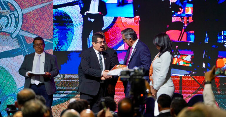 Reconoce la alcaldesa Carmen Lilia Canturosas labor del rector Dámaso Anaya Alvarado en su primer informe de actividades