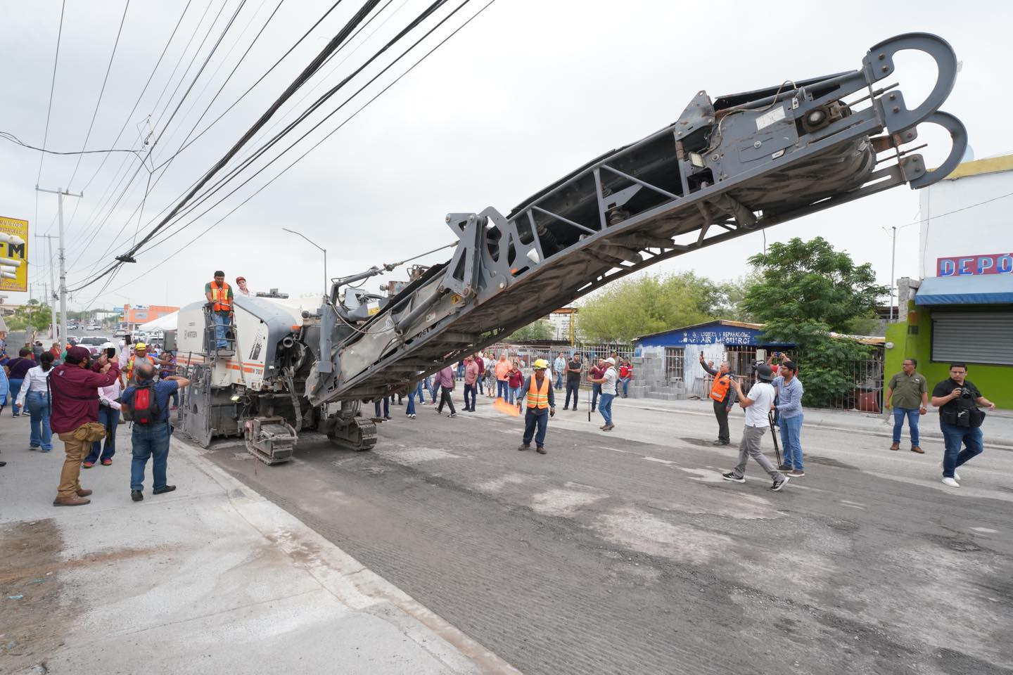 Avanza transformación de calles en colonia Francisco Villa; alcaldesa Carmen Lilia Canturosas da inicio e inaugura obras de recarpeteo