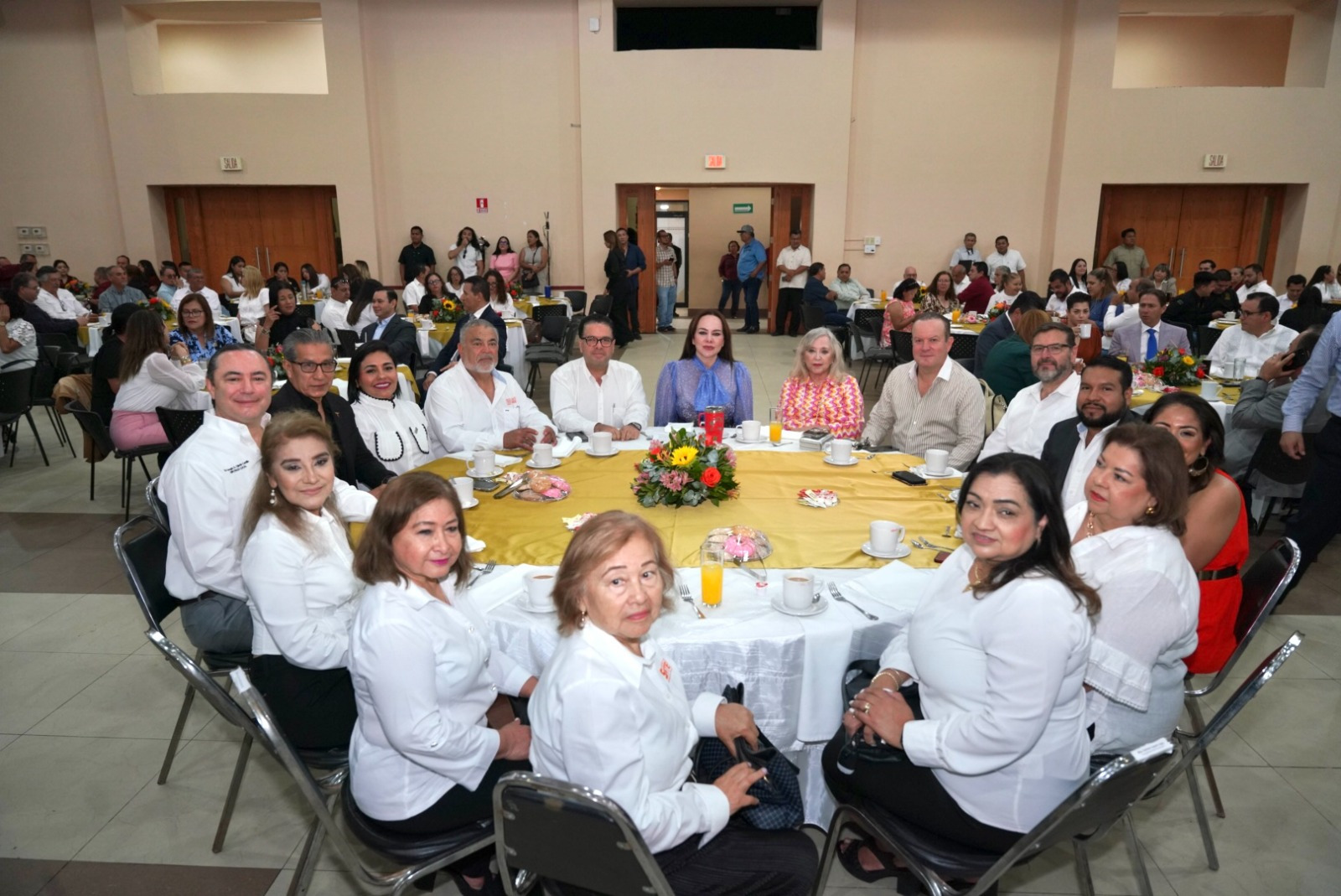 Otorga Carmen Lilia Canturosas apoyos sin precedentes a maestros