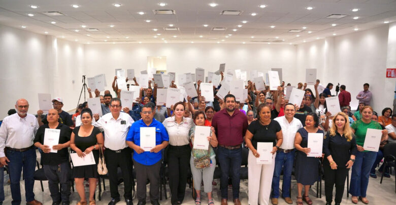 Gobierno federal, estatal y municipal aseguran patrimonio de 100 familias con entrega de escrituras Gobierno federal, estatal y municipal aseguran patrimonio de 100 familias con entrega de escrituras