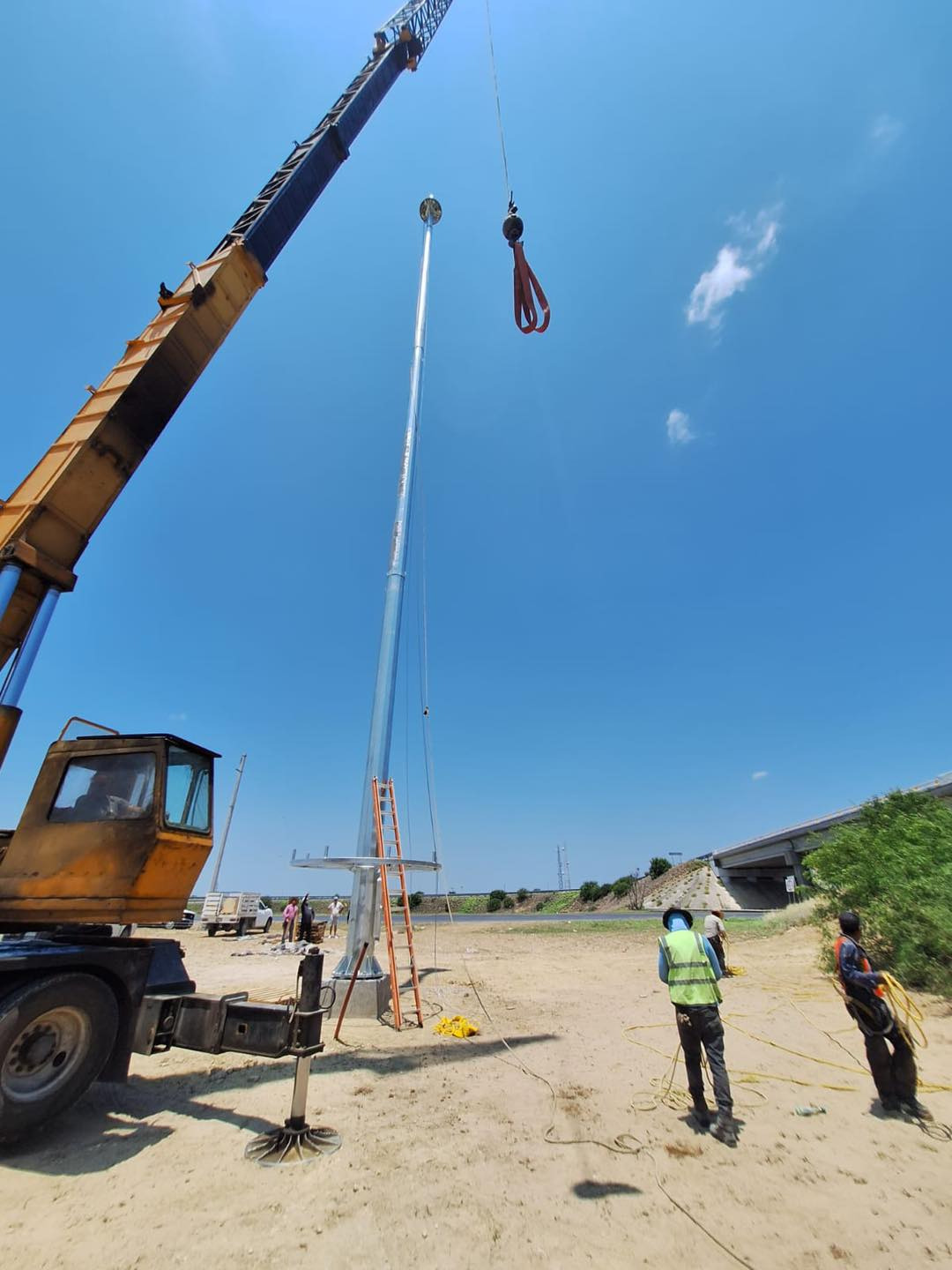 Instala Gobierno de Nuevo Laredo megapostes para iluminar Carretera Nacional y Ribereña