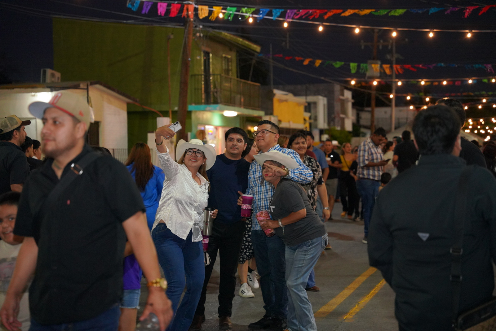 Neolaredenses celebran a lo grande su 177 aniversario con música, sabor y unión familiar