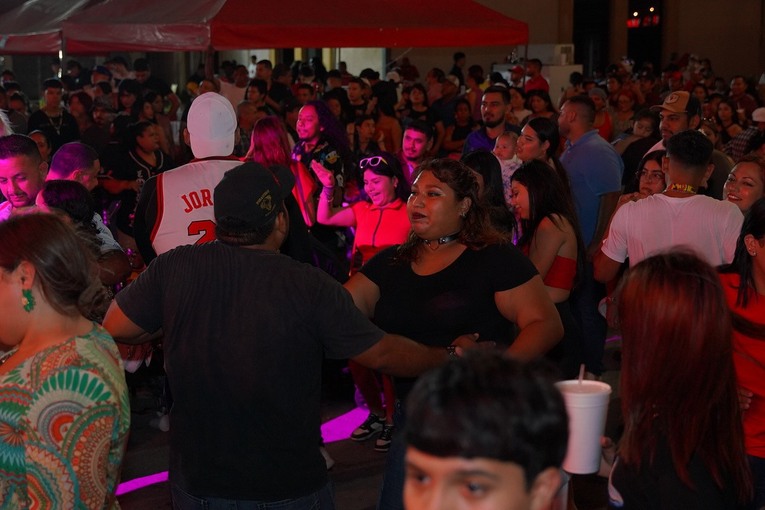 Neolaredenses celebran a lo grande su 177 aniversario con música, sabor y unión familiar