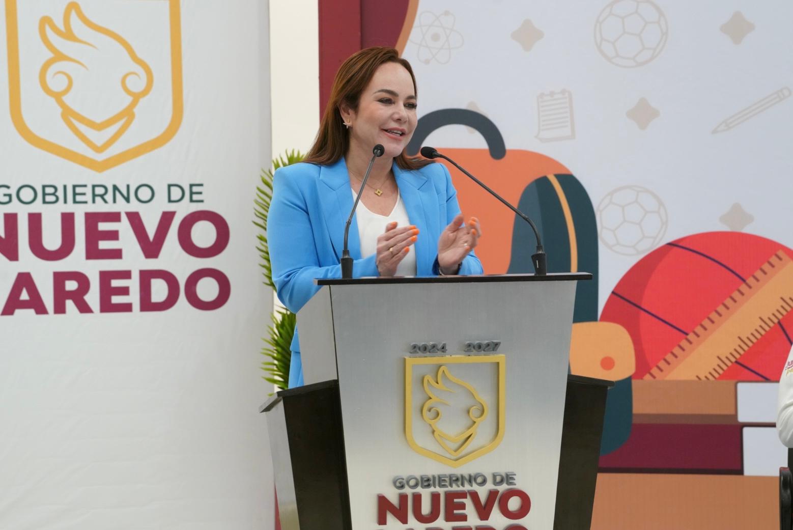 Fortalece alcaldesa Carmen Lilia Canturosas alianza con magisterio de Nuevo Laredo; entrega bonos económicos a más de 4 mil docentes
