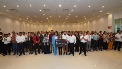 Fortalece alcaldesa Carmen Lilia Canturosas alianza con magisterio de Nuevo Laredo; entrega bonos económicos a más de 4 mil docentes