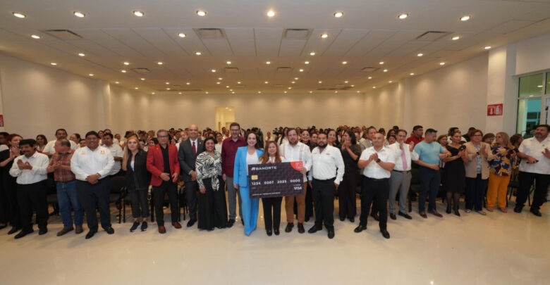 Fortalece alcaldesa Carmen Lilia Canturosas alianza con magisterio de Nuevo Laredo; entrega bonos económicos a más de 4 mil docentes Fortalece alcaldesa Carmen Lilia Canturosas alianza con magisterio de Nuevo Laredo; entrega bonos económicos a más de 4 mil docentes