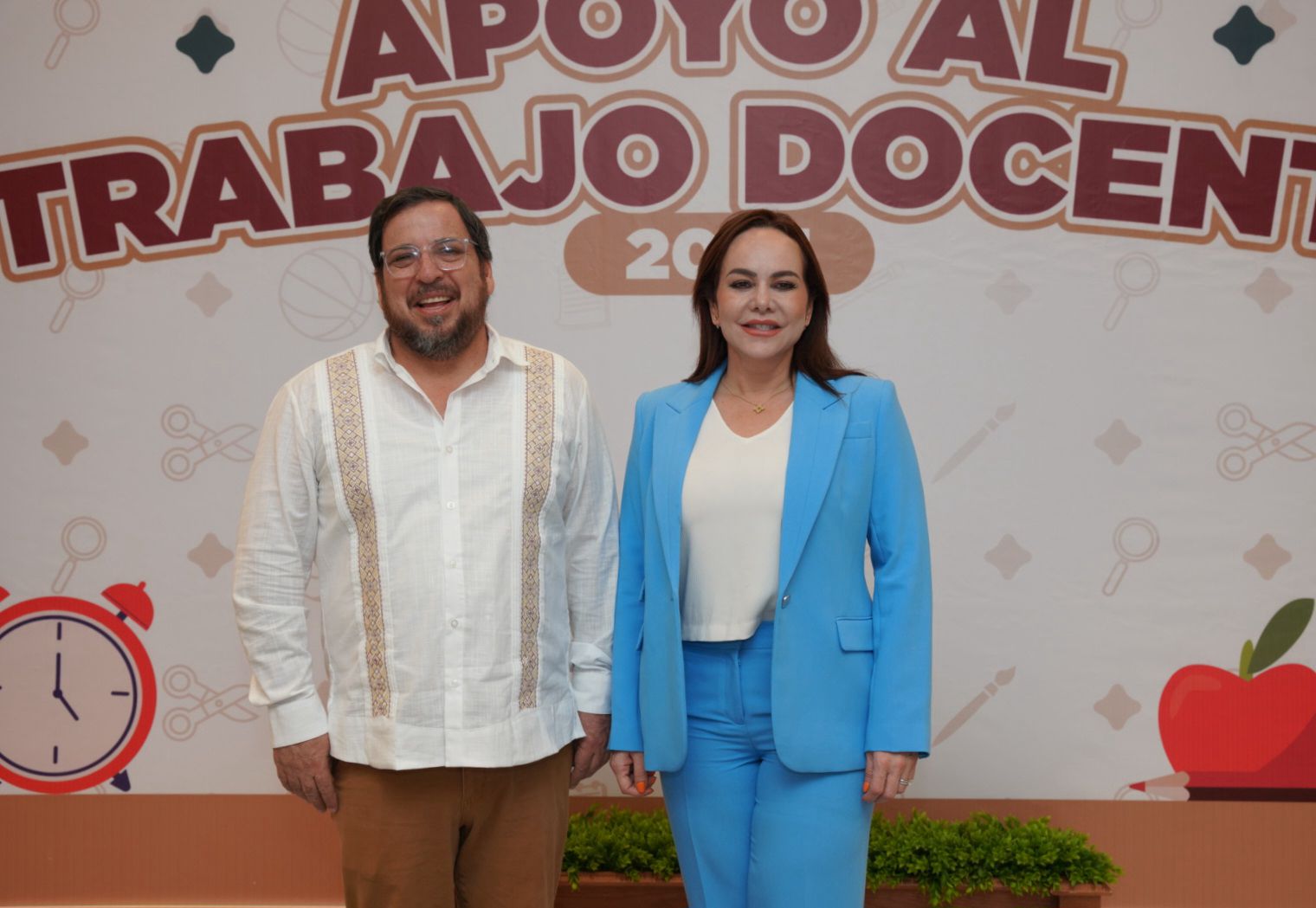 Fortalece alcaldesa Carmen Lilia Canturosas alianza con magisterio de Nuevo Laredo; entrega bonos económicos a más de 4 mil docentes