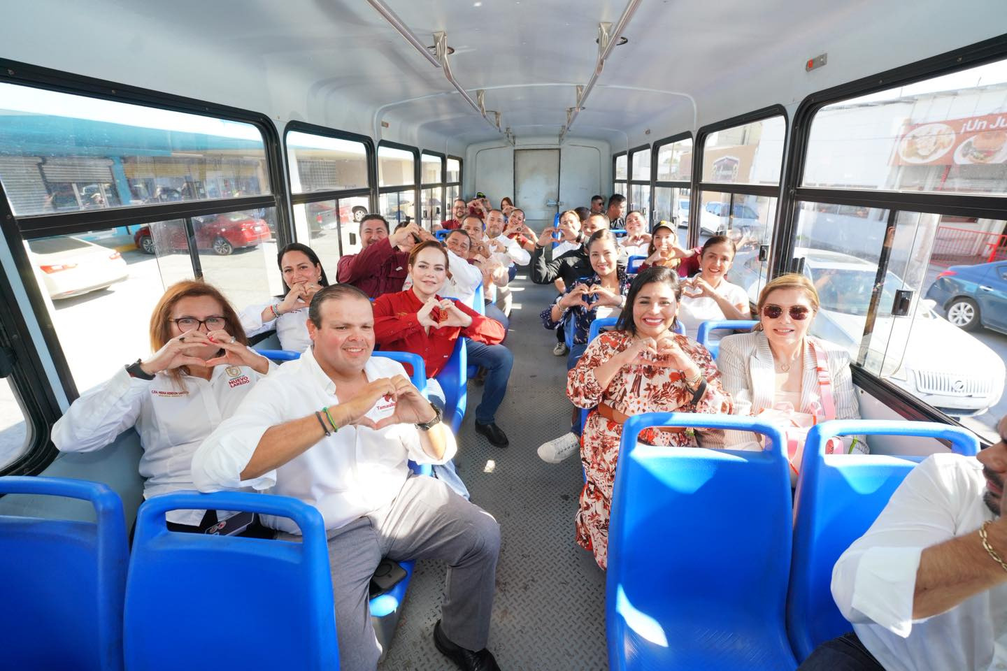 Alcaldesa Carmen Lilia Canturosas da banderazo a nuevos camiones urbanos para reforzar rutas al poniente de la ciudad