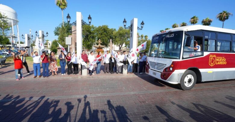 Alcaldesa Carmen Lilia Canturosas da banderazo a nuevos camiones urbanos para reforzar rutas al poniente de la ciudad