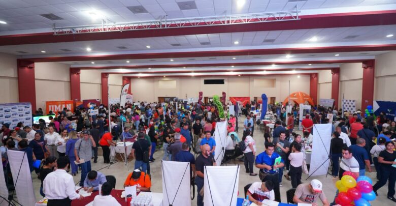 Acuden más de 2 mil ciudadanos a la Feria del Empleo del Gobierno de Nuevo Laredo