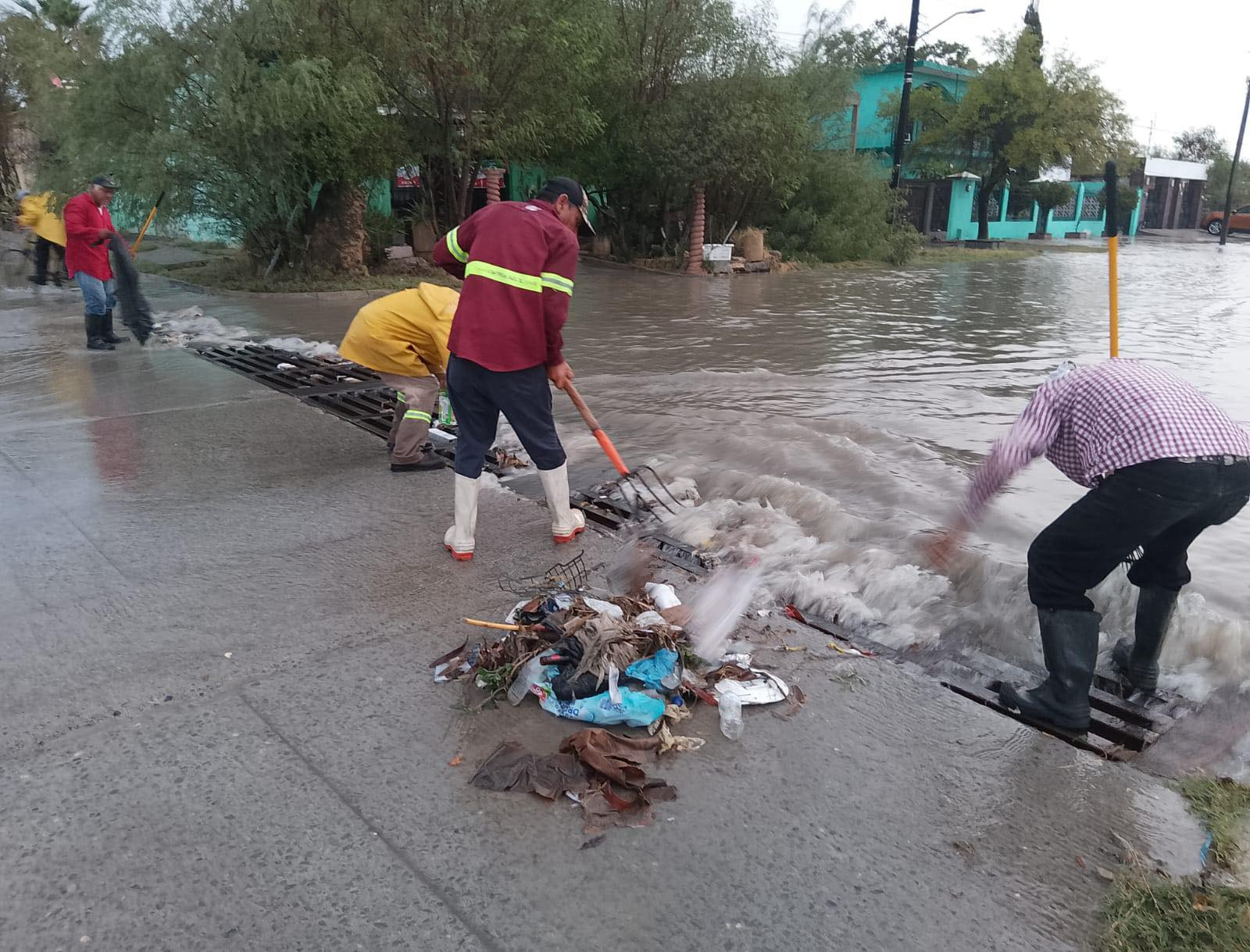 Alcaldesa Carmen Lilia Canturosas supervisa operativo de apoyo ciudadano tras tormenta en Nuevo Laredo