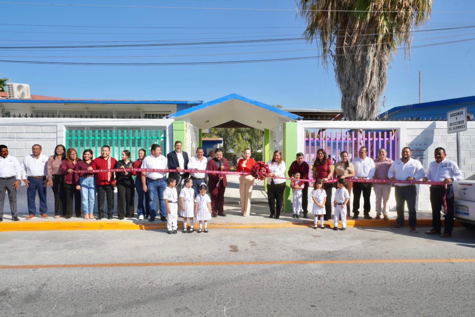 Refrenda alcaldesa Carmen Lilia Canturosas compromiso con la educación; entrega obras en escuelas de la ciudad