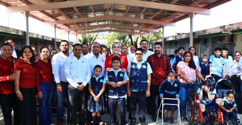 Refrenda alcaldesa Carmen Lilia Canturosas compromiso con la educación; entrega obras en escuelas de la ciudad