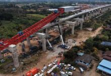 Accidente ferroviario en Tailandia deja 27 muertos tras caída de una grúa