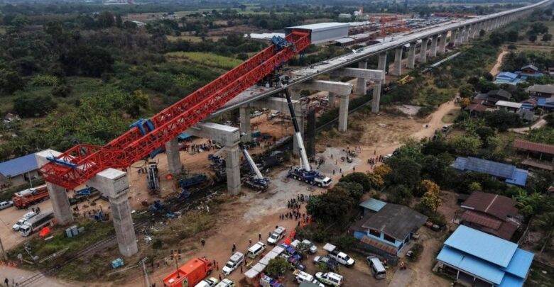 Accidente ferroviario en Tailandia deja 27 muertos tras caída de una grúa