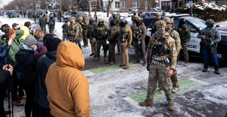 Muerte de activista provoca salida de agentes en Mineápolis