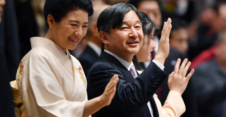 Interrumpen saludo imperial en Japón tras detención de joven desnudo