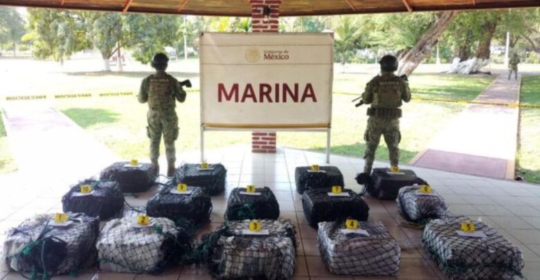 Marina decomisa 650 kg de cocaína frente a Michoacán; detienen a seis