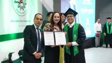 Reitera alcaldesa Carmen Lilia Canturosas compromiso con la juventud y la educación en graduación del Tec de Nuevo Laredo